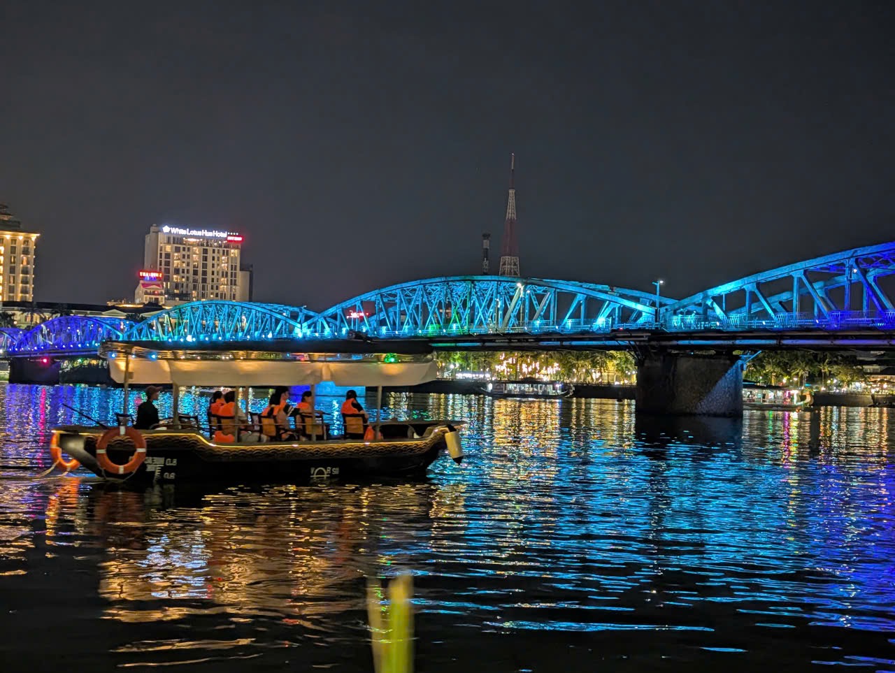 Tour ban đêm: Sông Hương - Cầu Nguyễn Hoàng